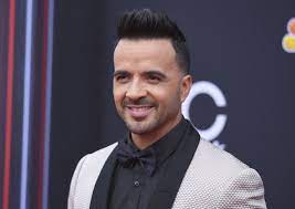 Personally, he was greatly influenced by the style of the latino boy band menudo and often imitated them. Luis Fonsi Presenta Todas Sus Cartas En Vida