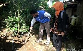 Bayi sehat jatuh ke lantai sakiiit. Tkp Lubang Bayi Yang Dikubur Hidup Hidup Ibunya Di Purwakarta