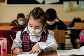 Nu între patru pereți, ci afară! Scolile Se Redeshid Scenariile AnunÅ£ate De Klaus Iohannis