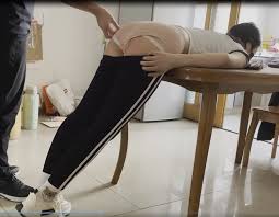 FetiSale - Video 《纪舒静的家规责罚2》客户定拍调教之阿然剧情SP第二部！这次讲述了纪舒静因为没憋住尿考砸了而被惩罚憋尿 和打屁屁SP惩罚,内容有憋尿+尿布式、跪趴等姿势SP+各类体罚+抽大腿上侧、内侧、小腿+打脚心等