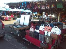 Ich kenne solche märkte auch von der türkei, ist ganz witzig dort zum einzukaufen, es macht eben spass zum handeln. Asia Markt In Cheb Verkaufer Des Dragon Marktes Unverbesserlich Prag Aktuell