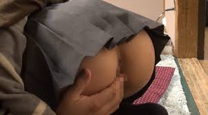 コタツの中を覗くと娘の無防備パンチラが アダルト動画 Duga
