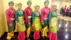 Untuk persembahan orkestra dan koir, anda perlu memakai 'lounge suit', baju batik atau kemeja lengan panjang. Sewa Baju Tarian Tradisional Malaysia