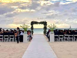 You Can Have A Simple And Sophisticated Wedding Ceremony In Front Of A Breath Taking Beach View Aruba Resorts Palm Beach Aruba Hotels Honeymoon Cruise