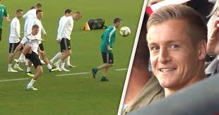 16 484 341 · обсуждают: Real Madrid Star Toni Kroos Schiesst Bruder Felix Kroos Ab