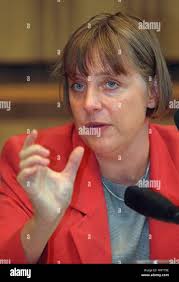 Deutsche Umweltministerin Angela Merkel (CDU) den Fragen der Journalisten  während einer Pressekonferenz zur Vorstellung des Jahresberichts des  Umweltbundesamtes für 1997 in Bonn, Deutschland, am 1. September 1998.