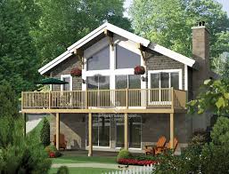 Ideal Pour Les Amoureux De La Nature Ce Magnifique Chalet Ne Manque Pas De Charme Avec Ses Grandes Fenetres Plans De Cottage Plan Chalet Deco Exterieur Maison