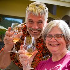 Today we're giving a big shoutout to the incredible team that cares for our  hoofed herd, our Ungulate Keepers!🦓🦒 From towering giraffes to hefty  hippos! These keepers work hard every day to