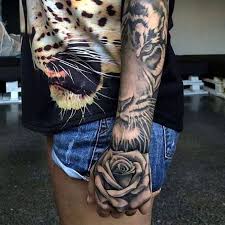 Tattoo Arm Frau Sleeve Tattoo In Schwarz Und Grau Tiger Rosen Coole Tattoos Hand Tattoos Tattoo Arm Frau
