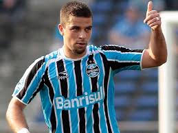 André lima (vitória) header from very close range to the high centre of the goal. Vitoria Contrata Atacante Andre Lima Ex Gremio Bahia No Ar