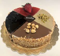 La torta gelato al caffè e cioccolato è un goloso semifreddo da gustare in qualsiasi momento dell'anno, lo potete preparare con del gelato comprato in gelateria o al supermercato oppure lo potete preparare da voi seguendo la mia ricetta del gelato al caffè.vi consiglio di preparalo e di tenerlo in congelatore per quando magari vi arrivano degli ospiti a cena e non avete avuto tempo o voglia di preparare il dessert. Torta Gelato 4 Gusti Esedra