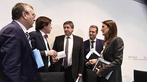 Suivez les règles officielles du conseil national de sécurité. Le Conseil National De Securite Est Termine Le Confinement Est Prolonge Jusqu Au 3 Mai Le Soir