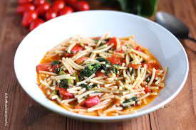 I protagonisti di questa ricetta sono i tenerumi, le foglie tenere della zucchina lunga siciliana, conosciuta anche come zucchina serpente o freschella: La Pasta Con I Tenerumi