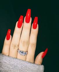 A coffin style nail is trendy, but solid red helps it transition from day to night. Red Coffin Nails Unghie Unghie Rosse Unghie Gel