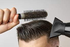 La spazzola per capelli non manca mai nel beauty di ogni donna e uomo alla moda. Uomo Con Una Spazzola Che Disegna I Suoi Capelli Foto Premium