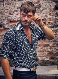 O dönemlerde yakın çevresinin sürekli fiziğine iltifatlarda bulunduğunu, model olması için kendisini yönlendirmeye çalıştığını söylüyor kıvanç tatlıtuğ. Kivanc Tatlitug How Do You Find His New Style In Turkish Movie Magic Carpet Ride 2 Organize Isler 2