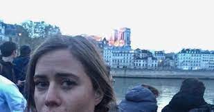 Tentokrát k tomu nevědomky přispěla moderátorka emma smetana. Pozar Notre Dame Emma Smetana Tercem Posmechu Kvuli Selfie S Horici Katedralou Blesk Cz