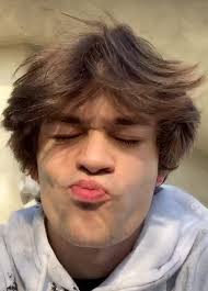 Ve Gunun Birinde Yildiz Delicesine Sevdigi Gokyuzu Ugruna But Mizah Mizah Amreading Books Wattpad In 2020 Anthony Cute White Boys Cute Couples Goals