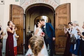 Aloys bornhorst aus der vollbesetzten pfarrkirche st. Hochzeit Im Bachmair Weissach Tegernsee Laura Elena Photography