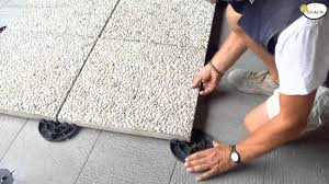 La qualità della pietra per realizzare un rivestimento galleggiante per casa dipende dalle finiture e dai trattamenti applicati sulle pietre e sono realizzate in lastre con spessore di cm 4 larghe cm 50 ed alte cm 37. Posa In Opera Pavimento Galleggiante Youtube