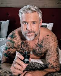 Have a great Friday, my Scoobies 🤗 Today I'm leaving the house with a  touch of @tomford Eau D'Hombré Leather. 👉🏼 Do you know and like it? . .  #tomford #michaelwalter #malemodel #