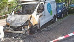 Vonovia se is germany's leading nationwide residential real estate company. Fahrzeuge Der Vonovia Ag Abgefackelt Und Geschaftsstelle Mit Steinen Beworfen