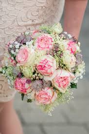 Etwas Rustikal Und Doch Elegant Grosse Gefullte Rosen Blumenstrauss Hochzeit Braut Blumen Hochzeit Strauss