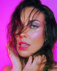 Inspired by the perfect combination of summer and the iridescent beauty of  shiny crystals, this makeup look shines with reflection and brilliance.  💎💎💎 A heartfelt thank you to my beautiful friend @audreyt_makeup ,