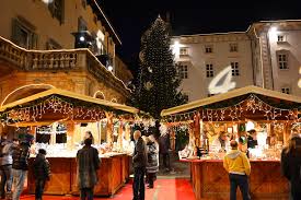 E' ormai tradizione che si faccia ospitare all'interno della rocca di riva del garda babbo natale vi accoglierà con i suoi elfi e natalina, vi ospiterà nella sua dimora facendo gli onori di casa. Mercatini Di Natale Sul Garda Trentino Centro Caravans Barassi