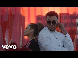 Der geheimnisvolle freund von sängerin mandy capristo (31) nimmt so langsam gestalt an. Larsito Mandy Capristo Si Es Amor Text Songtextes De