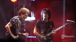 Download lagu dunia ini panggung sandiwara mp3 dan mp4 video dengan kualitas terbaik. Chord Gitar Dan Lirik Lagu Panggung Sandiwara Ahmad Albar Dunia Ini Panggung Sandiwara Tribun Manado