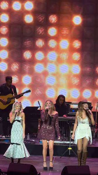 It was three once-in-a-century voices, one Dolly song, and a room that knew exactly what it was hearing and why. @carterfaith, @kaitlinbutts, and @carlypearce took “9 to 5” at @thepinnaclenashville for the