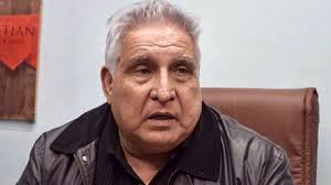 Armas, piscina y campo de deportes. La Plata Disfrazados De Policias Asaltaron La Casa Del Pata Medina