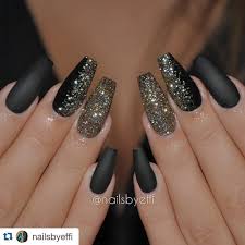Love These Nails For The Fall Winter Season Nrsistafeature Nailsbyeffi Matte Black Gel With Gold And Black Glitter Nageldesign Haare Und Nagel Und Matter Nagellack