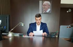 A mol fehérvár fc honlapja szerint súlyos betegséggel küzdött, rengetegen. Hogyan Dolgoznak Most A Politikusok Es Mi Lesz Az Elso Dolguk Ha Helyreall A Rend Azonnali Hu