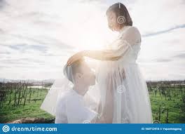 Être à la fois le magazine de référence de la montagne et un. Le Mari Asiatique Embrasse Le Ventre De Sa Femme Enceinte Les Yeux Fermes Dans La Montagne Image Stock Image Du Attrayant Bonheur 158712915