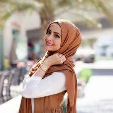 Selain motifnya, hal yang penting lainnya yang harus anda perhatikan pada saat memilih baju muslim adalah pemilihan warna. Ini 10 Inspirasi Fashion Hijab Untuk Tubuh Mungil
