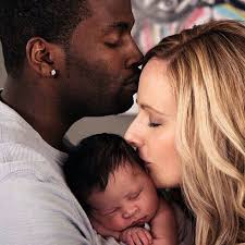 Black And White Girls Kissing A Kiss Is A Secret Told To The Mouth Instead Of The Ear Kisses Are The Messengers Of Love And Tend Black Guy White Girl Interracial Family Interracial Couples