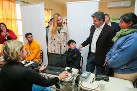 El gobernador Orrego recorrió el operativo San Juan Cerca en Angaco |  DelSur Diario