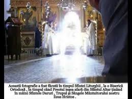 Si s a repetat de cateva ori aceasta imagine pana am luat trupul si sangele domnului.nu am realizat pe moment si in timp ce ma rugam in gand catre icoana mantuitorului m au podidit lacrimile si am revazut imaginile din potir. Incredibil Minuni Cu Trupul Si Sangele Mantuitorului Iisus Hristos In Biserica Ortodoxa Youtube