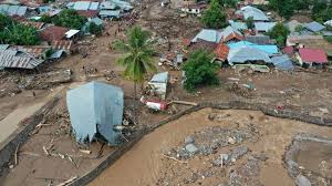Beberapa gambar bencana alam di atas membuat kagum sekaligus mengerikan karena dibalik 'keindahan' gambar bencana alam itu tersimpan kengerian dan kesedihan orang yang mengalaminya. Gambar Bencana Alam Di Malaysia