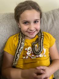 How do y'all say a snake is charming someone in Cajun French in your area?