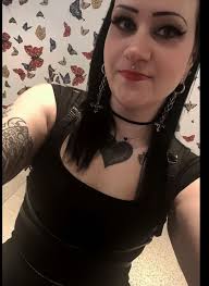 40 years old and still a 90s goth girl 🤷🏻‍♀️