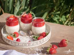 Tapioka Perlen Pudding Mit Kokosjoghurt Und Erdbeer Himbeerpuree Rezept Kokos Joghurt Einfacher Nachtisch Tapioka Perlen