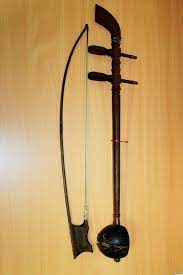 Alat musik arbab ini dibuat dari tempurung kelapa, kulit kambing, kayu dan dawai, sementara busur penggeseknya terbuat dari kayu, rotan atau serat tumbuhan. Alat Musik Tradisional Rebab Berasal Dari Daerah Honomi Kinuko