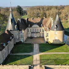 Chateau De Commarin On Instagram Tres Belle Journee A Vous Chers Amoureux Du Patrimoine Avec Cette Belle Vue Sur Le Cha Chateau Chateau France Le Manoir