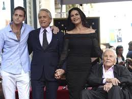 Aber zuerst studierte er doch ganz klassisch. Catherine Zeta Jones Gratuliert Kirk Douglas Uberregionales Ludwigsburger Kreiszeitung