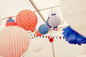Des Ballons Et Des Fanions En Guirlande Pour Decorer Le Jardin Le 14 Juillet Lampion