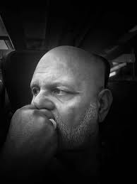 La tua vita è la tua vita. Non lasciare che le batoste la sbattano nella  cantina dell'arrendevolezza. Stai in guardia. Ci sono delle uscite. Da  qualche parte c'è luce. Forse non sarà