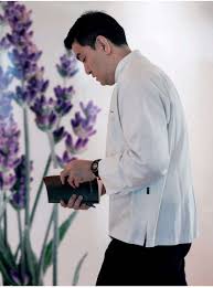 Umur 51 tahun) atau lebih dikenal dengan nama panggilan vindex tengker adalah seorang koki yang terkenal sejak menjadi juri di acara televisi masterchef indonesia. Vindex Tengker Cooking Inspiration Book By Vindex Tengker Gramedia Digital